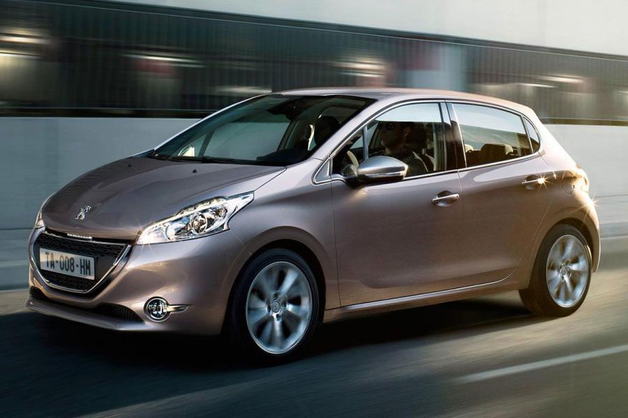  Peugeot 208 5-Door 2012 года  (фото 32 из 73)